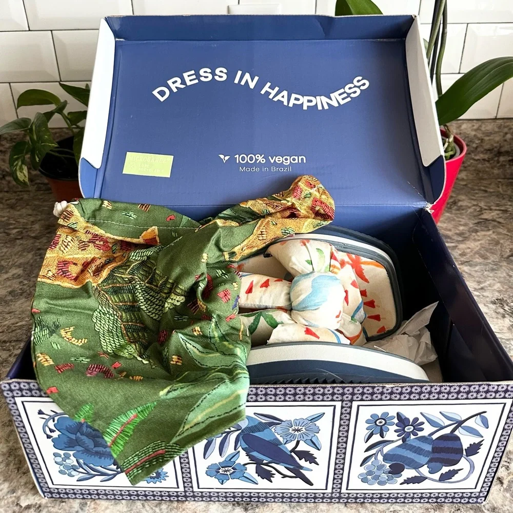 Farm Rio. Colorful Flatform Velcro Sandal, Size 10 - Picture 5 of 6